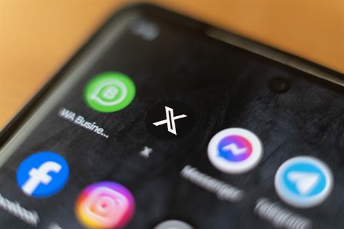 Symbolbild mit Logos verschiedener Social Media Kanäle auf einem Handyscreen
